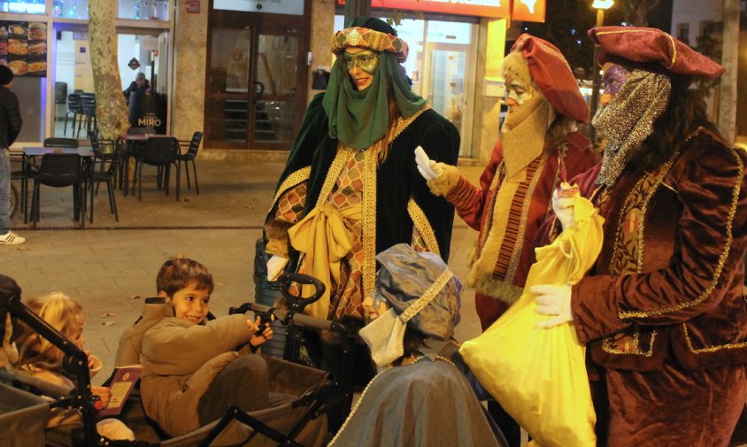 Patgesses recollint les darreres cartes a la plaça del Mercat