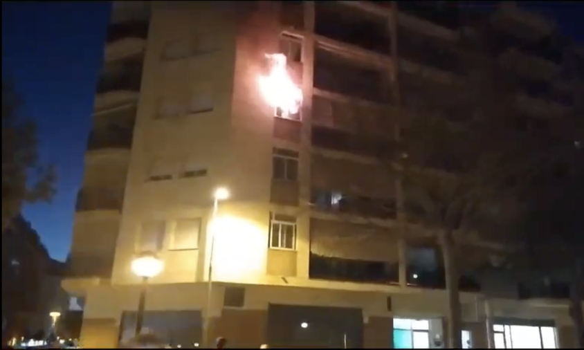 Imatge de l'incendi al tercer pis d'un bloc al carrer Extremadura