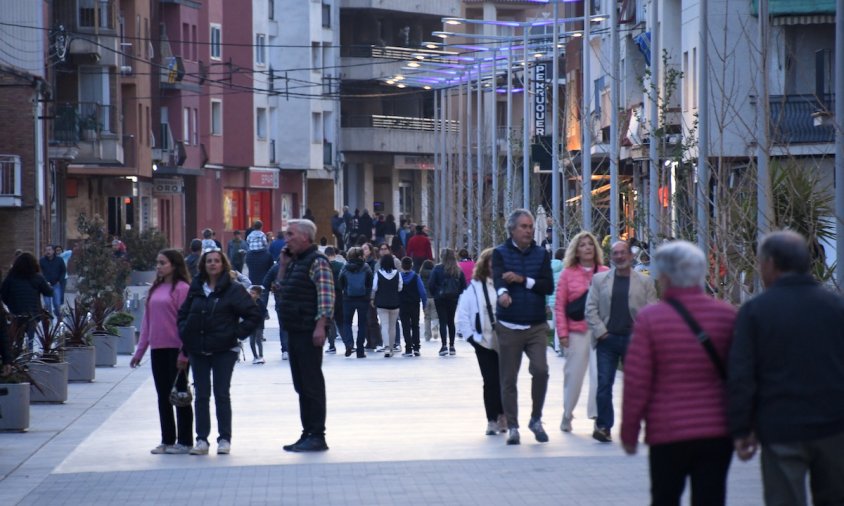 Imatge d'arxiu de gent passejant per la Rambla Jaume I