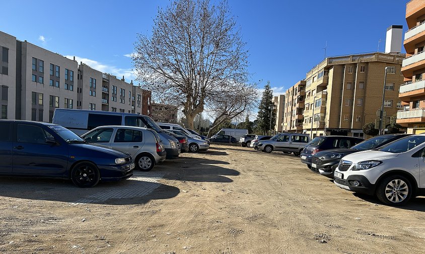 Solar contigu a l'antiga estació de tren, actulament convertit en pàrquing ocasional de vehicles