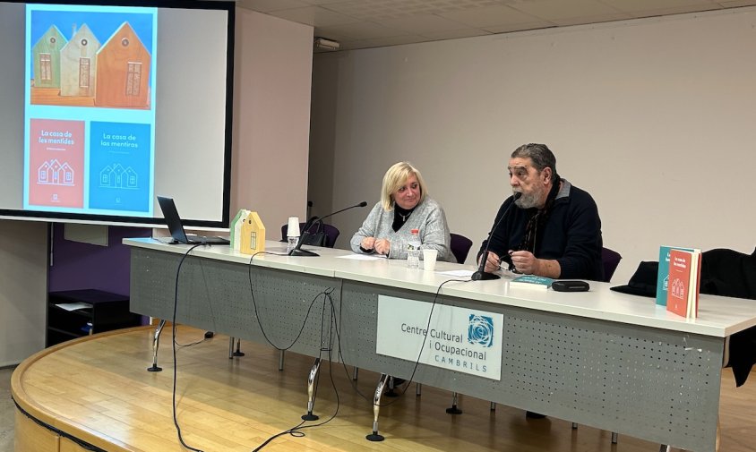 Pilar de los Hielos Soria i Ramón García Mateos van presentar el llibre 'La casa de les mentides' ahir al vespre