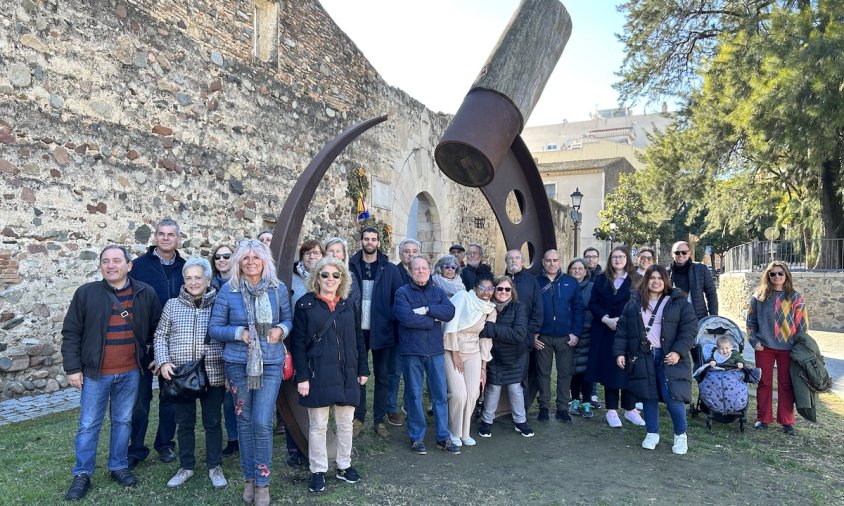 Foto de grup a l'escultura 'Estela Falç' de la plaça del Setge