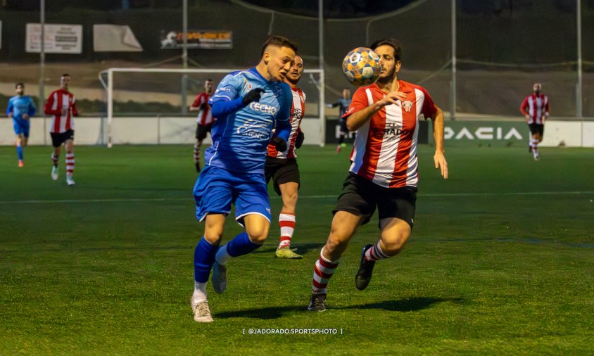 Moment del partit entre el Cambrils Unió i el Jesús i Maria UD a l'Estadi Municipal