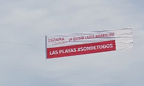 L'avioneta amb la pancarta sobrevolant el litoral cambrilenc, ahir