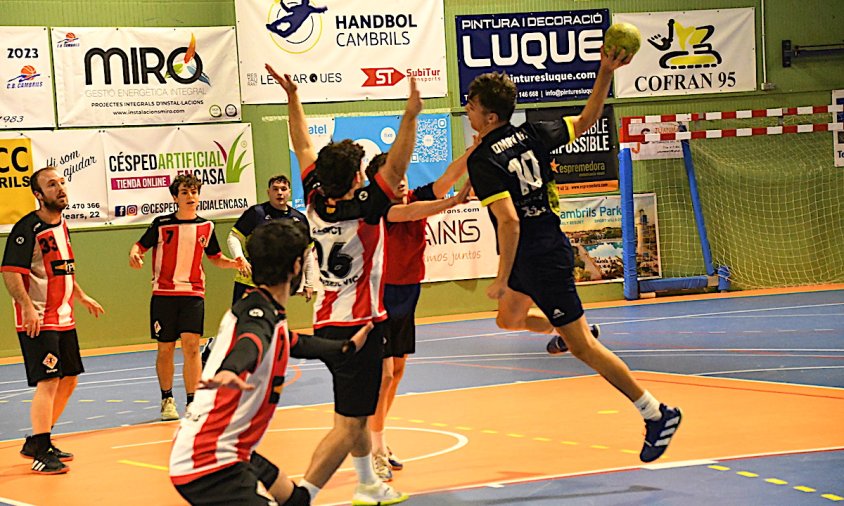 Jugador del CH Cambrils fent un llançament durant el partit contra el CH Vic