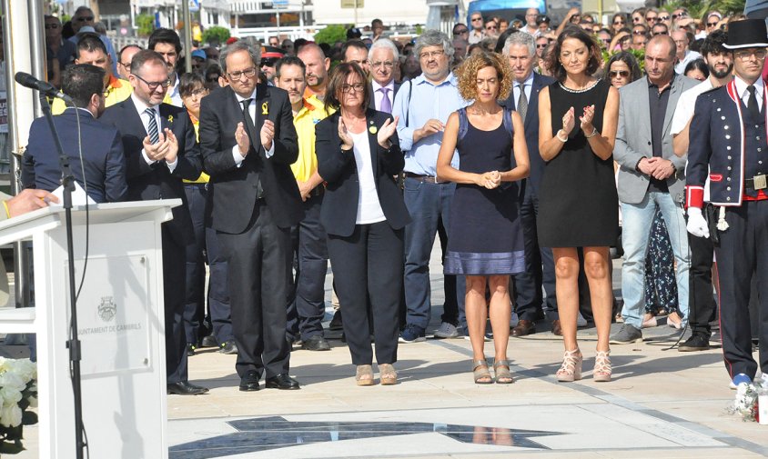 Les autoritats han destapat el mosaic en homenatge a les víctimes de l'atemptat, davant la vorera del Club Nàutic