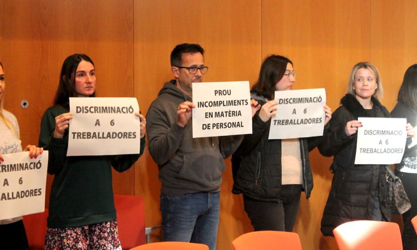 Una trentena de persones van entrar a la Sala de Plens amb cartells de protesta