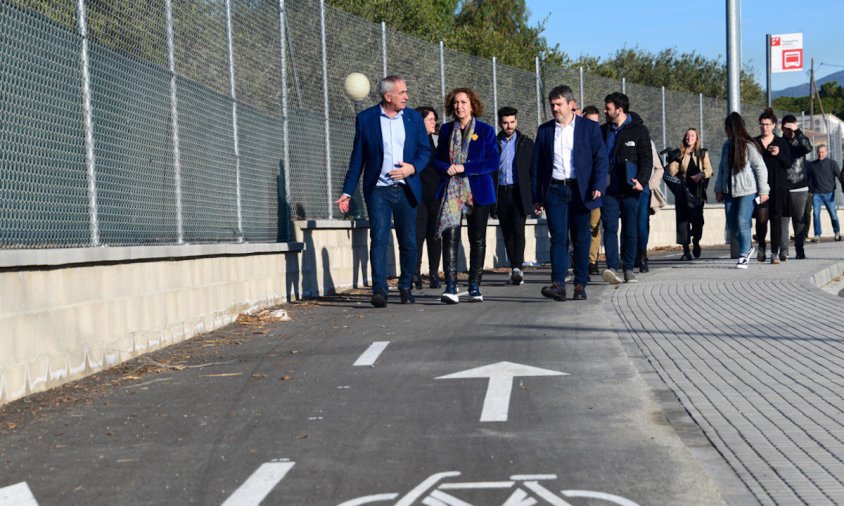 La consellera de Territori durant la visita per veure les obres del carril bici a la TV-3141