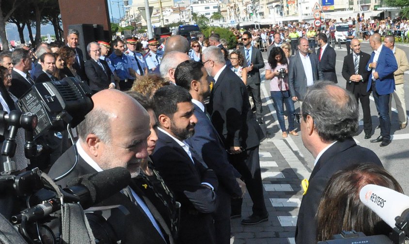 El president Quim Torra en el moment d'arribar al lloc de l'homenatge i a l'extrem esquerra de la foto es veu Xavier García Albiol