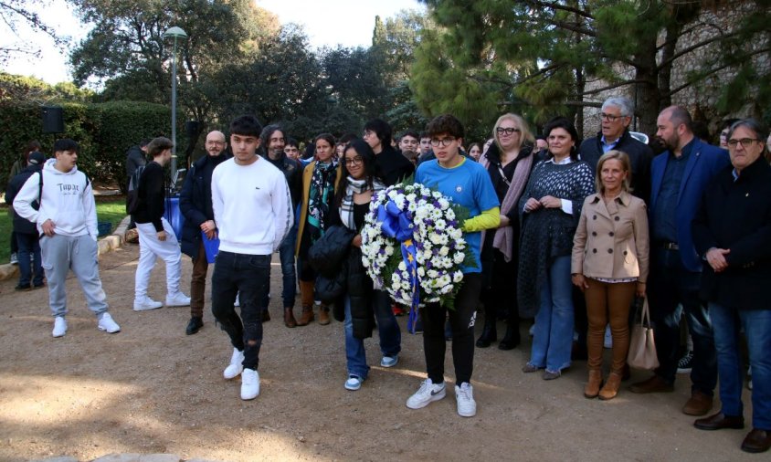 Moment de l'ofrena floral que es va dur a terme al Camp de Mart de Tarragona