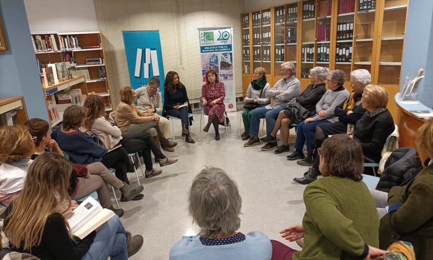 Maria Lluïsa Amorós és llicenciada en Filologia Hispànica i en Filologia Catalana i catedràtica de Llengua Catalana i Literatura