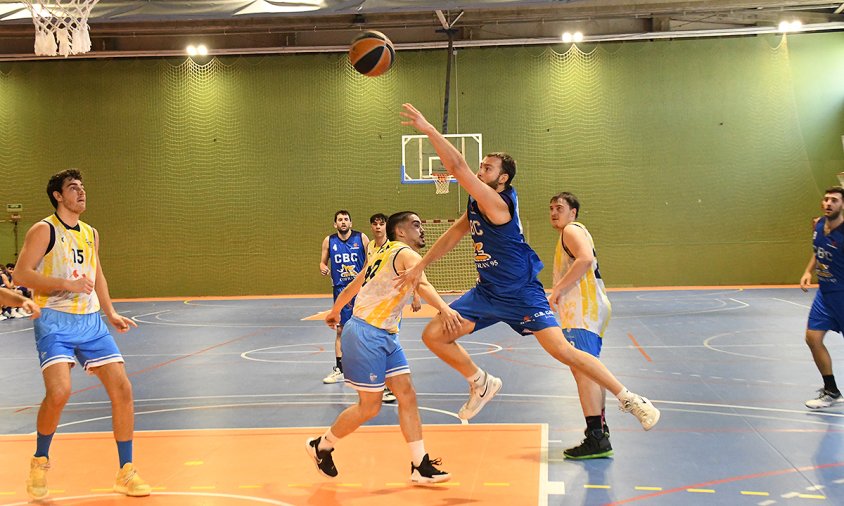 Enric Maduell, jugador del CB Cambrils, fent una entrada a cistella en el partit d'ahir davant el Sedis, de la Seu d'Urgell