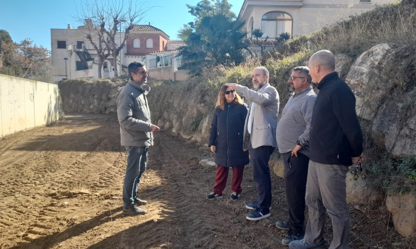 L'alcalde Alfredo Clúa i els regidors Alejandro Garcia i Gemma Balanyà van visitar la zona, ahir al matí, acompanyats de representants de l'associació veïnal