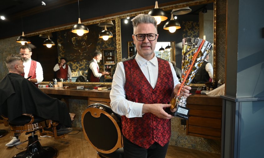 Javi Torrente amb la copa de campió d'Espanya de perruqueria