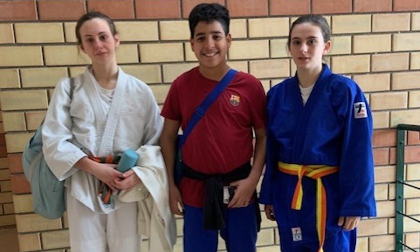 Imatge dels tres judokes cambrilencs que van competir al campionat de Catalunya, el passat dissabte