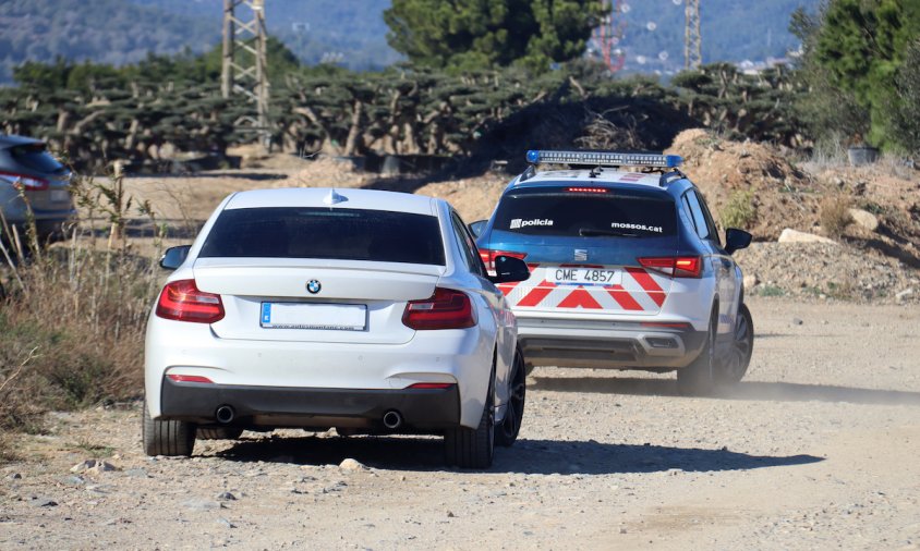 Un cotxe dels Mossos d'Esquadra al lloc on s'ha trobat la víctima