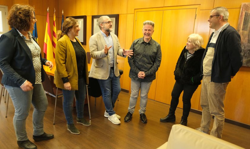 Javi Torrente, al centre, conversant amb l'alcalde i els regidors