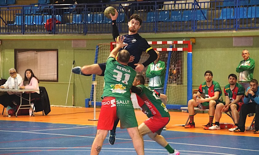 Moment del partit entre el CH Cambrils i el Handbol Berga