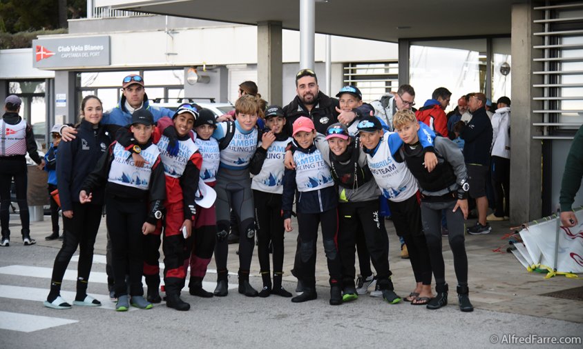 Foto de grup dels regatistes del Club Nàutic Cambrils