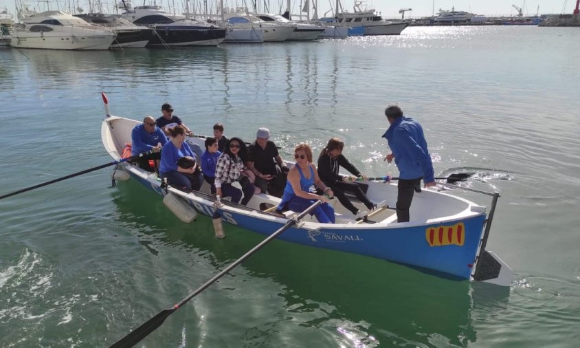 Imatge d'una de les passejades en llagut, ahir al matí, al Port