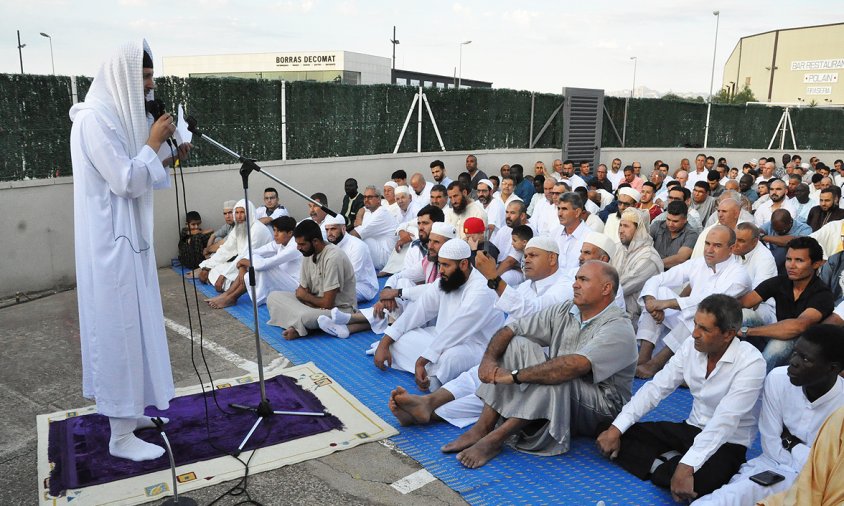 L'imam Mohamed Ouadi ha oficiat la pregària als feligresos, aquest matí, a la mesquita de Cambrils