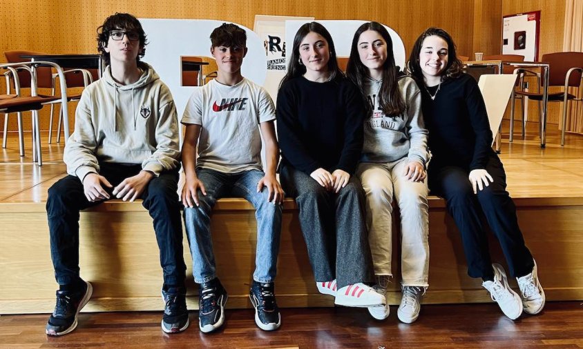 Imatge dels guanyadors de l'edició de l'ESO. D'esquerra a dreta: Ausiàs Manyanós, Ángel Moreno, Aina Aixalà, Arlet Aixalà i Aitana Sánchez