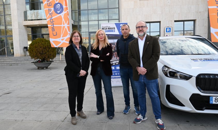 Roda de premsa, ahir al matí, a la plaça de l'Ajuntament. D'esquerra a dreta: Camí Mendoza, Gloria Martín, Juanan Fernández i Alfredo Clúa