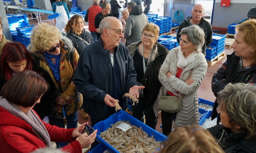 Joan Costa mostrant una caixa de galeres als visitants