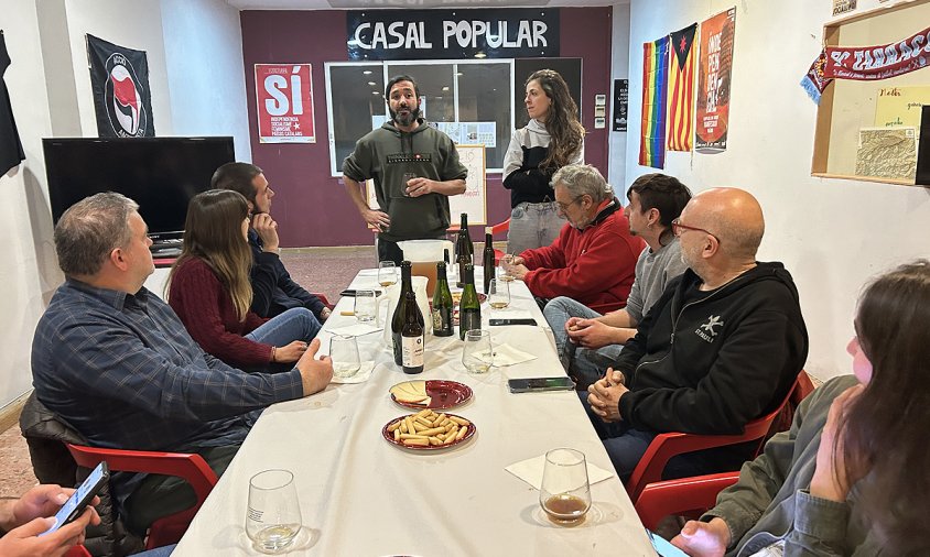 Albert Baiges i Marina Gavaldà, ahir, en el tast de cerveses artesanes al Casal Popular El Polvorí