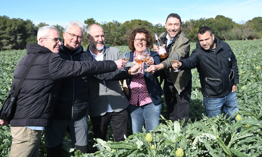 La presentació s'ha fet en un camp de carxoferes del costat del camí de Montbrió