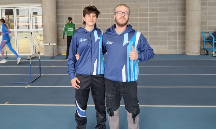 L'atleta Aina Ferre amb l'entrenador Dídac Alonso, al campionat d'Espanya disputat a València