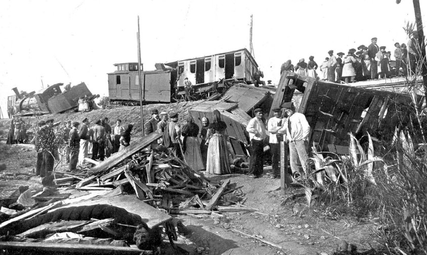 Els vagons que van caure a la riera es van convertir en un munt de ferralla i fustes [Foto: Revista "Nuevo Mundo]