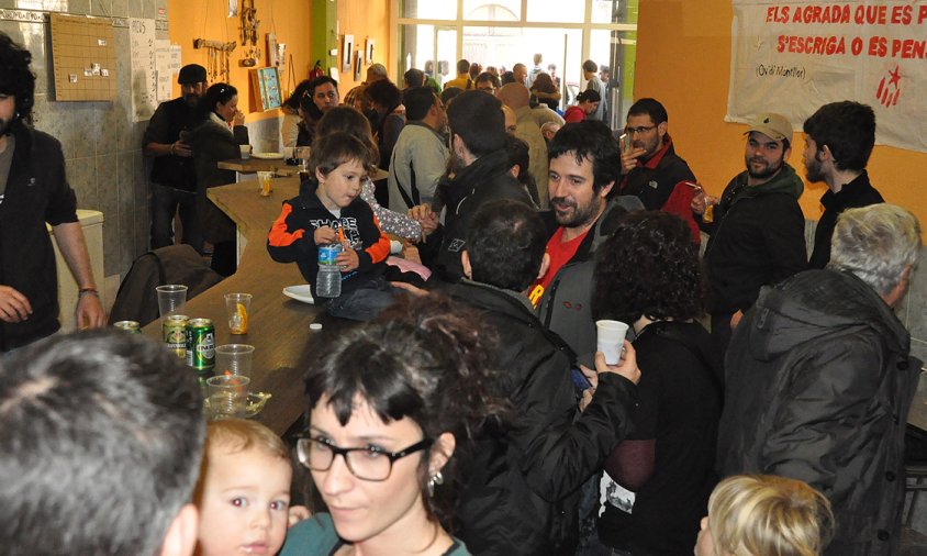 Imatge de la inauguració del primer local del Casal Popular, al carrer de la Verge del Camí, el gener de 2015