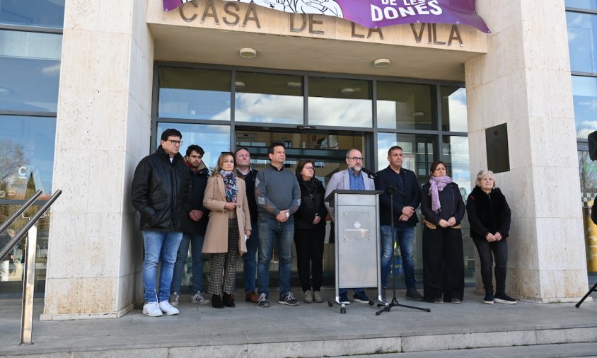 Un moment del minut de silenci, ahir al migdia, a les portes de l'Ajuntament