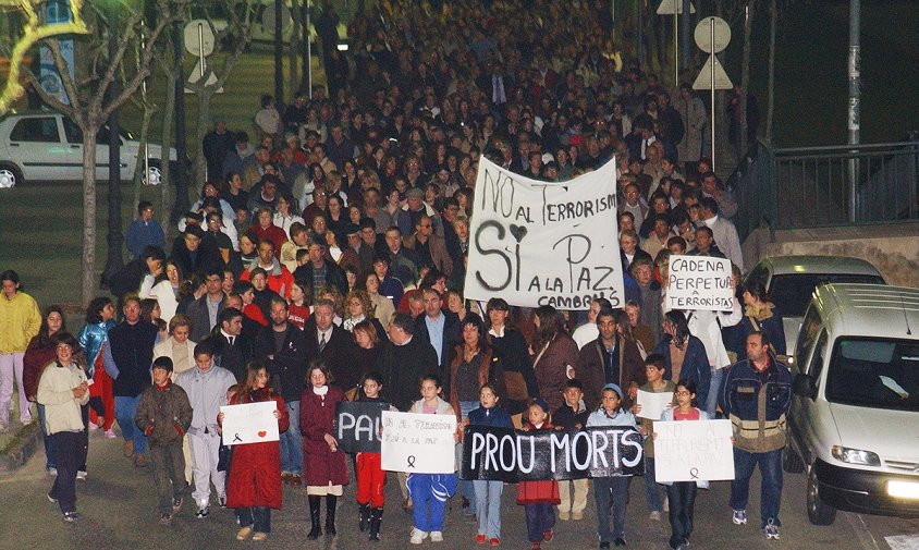 Capçalera de la manifestació del 12 de març de 2004 pels carrers de Cambrils