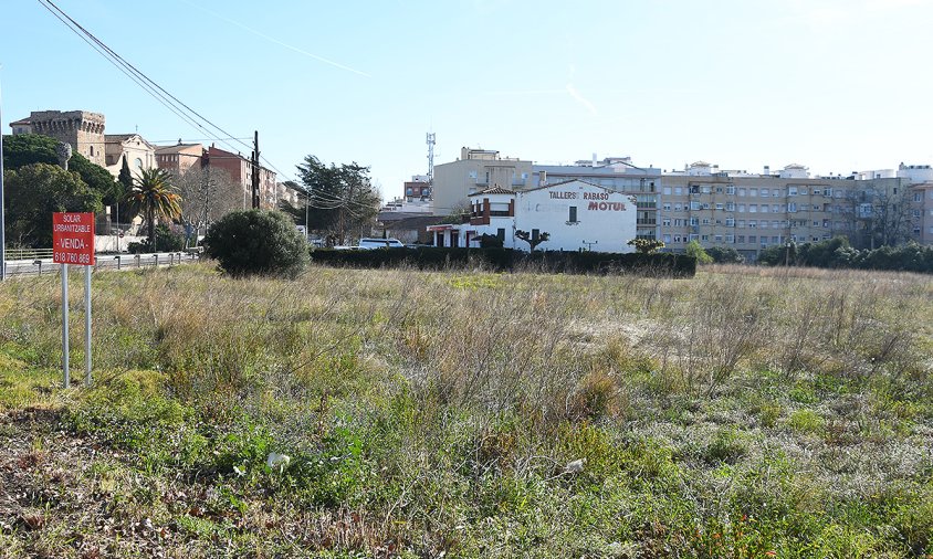 En aquests terrenys adjunts a la rotonda de la carretera de Montbrió es vol fer un pàrquing dissuasiu