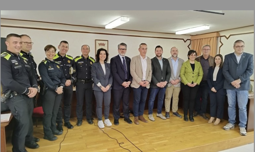 Imatge dels representants dels municipis impulsors de l'aplicació policial al Camp de Tarragona, ahir, a l'Ajuntament de Constantí