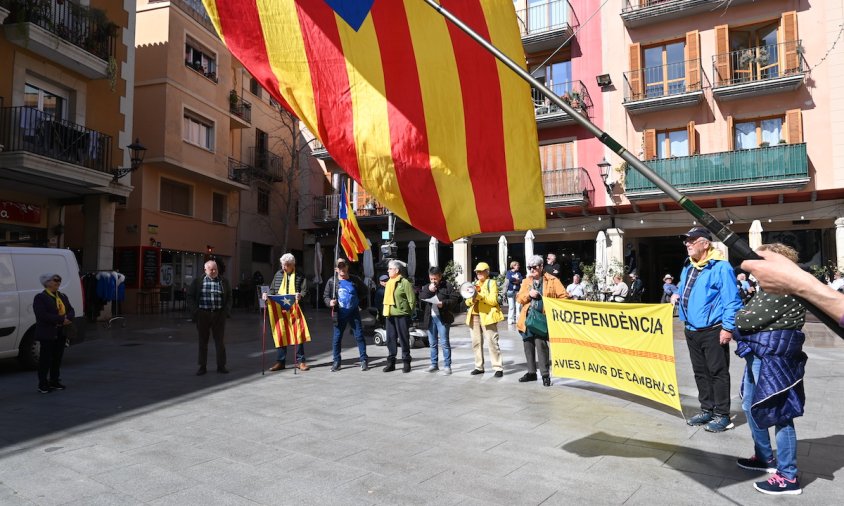 Un moment de la concentració de les Àvies i Avis, ahir al matí, a la plaça de la Vila