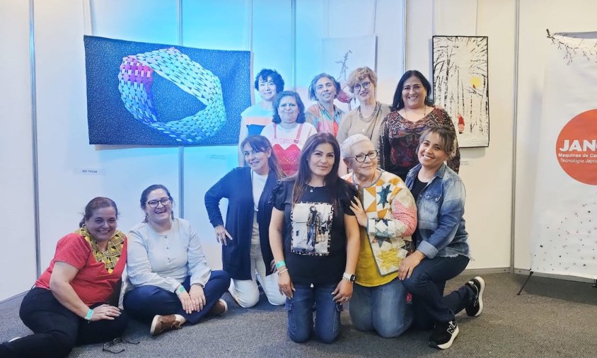 La cambrilenca Montse Forcadell amb les alumnes que van participar als tallers de patchwork