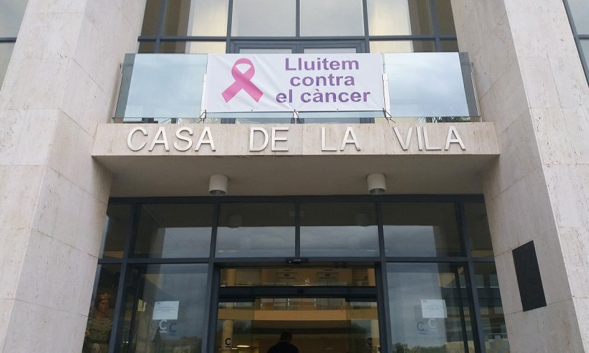 Imatge d'arxiu d'un crespó rosa penjat a la façana de la Casa de la Vila