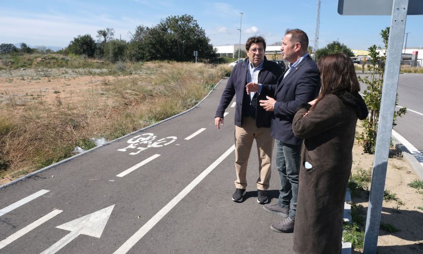 El regidor d'Urbanime, Enric Daza, en una visita al polígon, acompanyat per l'arquitecta municipal i un dels propietaris