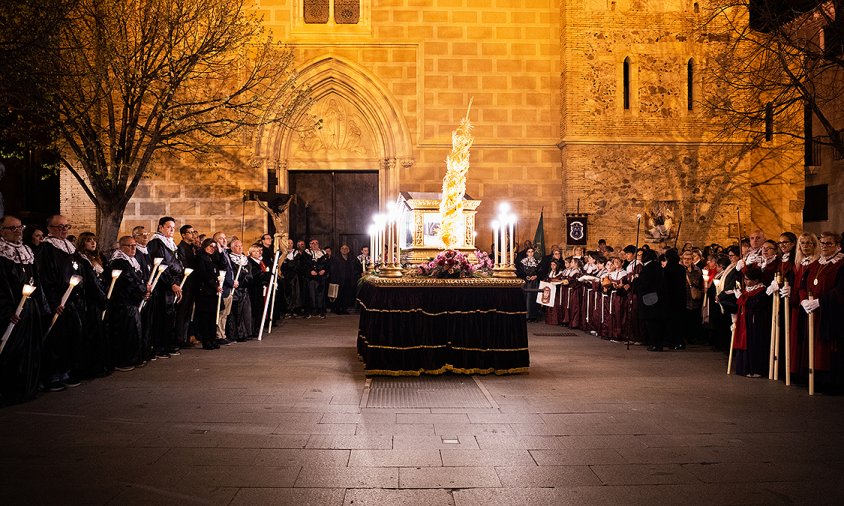 Final de la professó del Sant Enterrament a la plaça de l'Església de Santa Maria, l'any passat