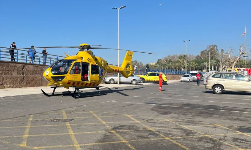 L'helicopter ha aterrat al pàrquing de la Confraria