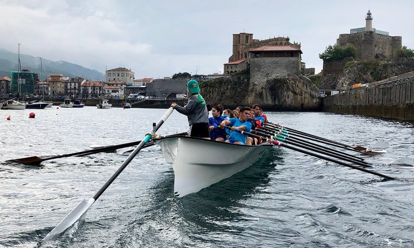 Vogadors cambrilencs a les aigües de Castro-Urdiales