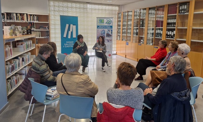 Glòria Sabaté presentant la seva novel·la «El Vel de la deessa»