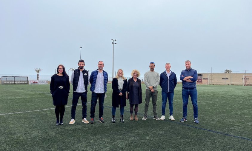 Els representants dels dos ajuntaments i de Learning Soccer Academy, al camp de futbol de l'Hospitalet de l'Infant