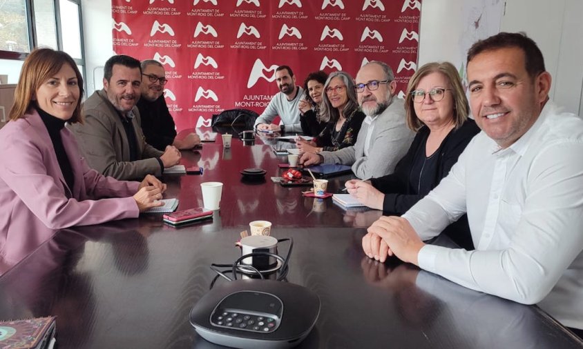 Els alcaldes i regidors i regidores dels tres municipis durant la reunió que van celebrar ahir al matí