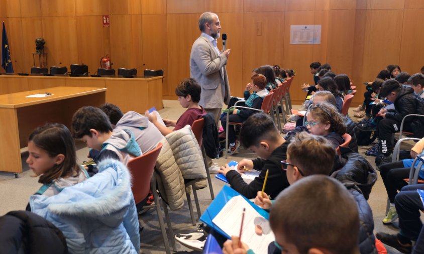 L'alcalde va rebre els alumnes a la Sala de Plens de l'Ajuntament de Cambrils
