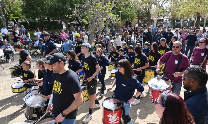 Un moment de l'actuació dels Nyanyos, els joves timbalers de la colla gegantera de Tota l’Endenga