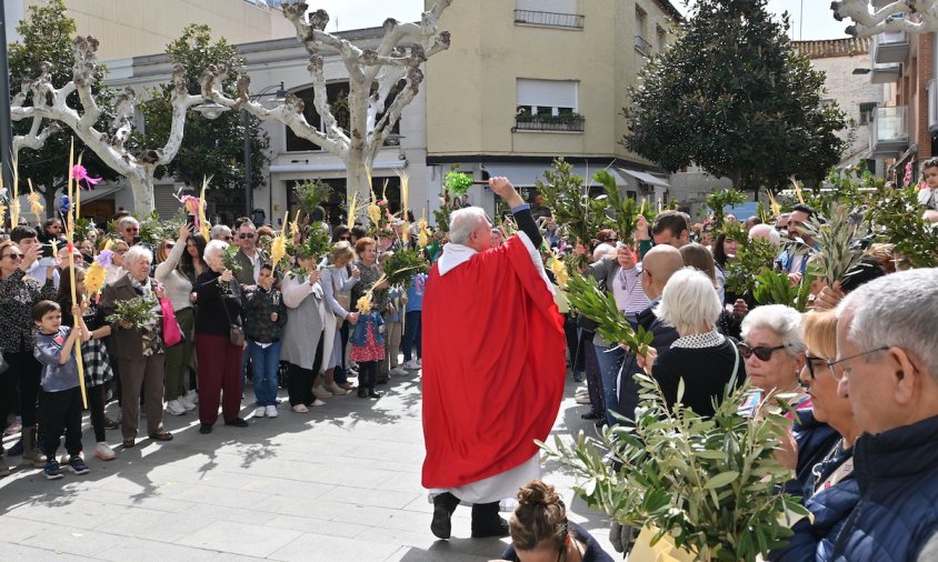 Imatge de la benedicció de palmes i rams, ahir, a la plaça de l'església de Sant Pere